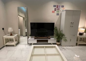 استديو بسرير مريح وأثاث بسيط