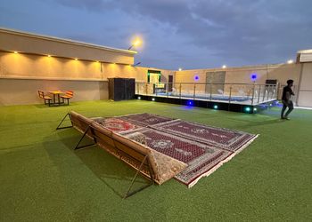 استراحة بمجلس واسع وفناء خارجي 