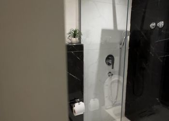 شقة بصالة وثلاث غرف نوم