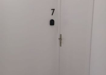 استديو بسرير ماستر وجلسه جانبيه