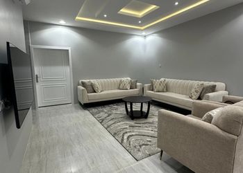 شقة بصالة مريحة وغرفتين نوم 