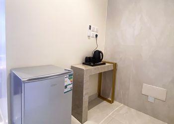 استديو بأثاث مريح وبسيط 