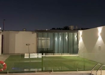 شاليه بمجلس وفناء خارجي