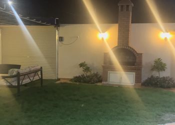 شاليه بمسطح اخضر وجلسة خارجية 