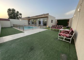 شاليه بمسطح اخضر ومسبح 