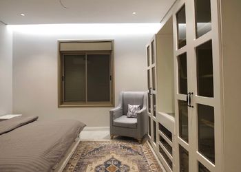 شقة بغرفة معيشة وغرفتين نوم 