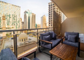 شقة بثلاث غرف نوم وجاكوزي وبلياردو
