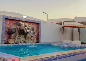 شاليه بملجس مطل على المسبح 