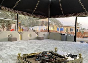 استراحة بمجلس واسع وفناء خارجي 