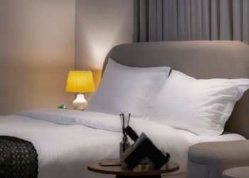استديو بأثاث مريح وبسيط 