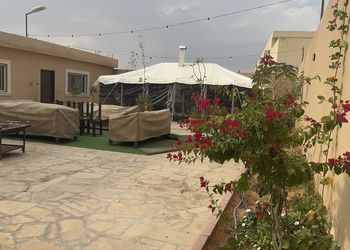 شالية بجلسة خارجية واسعة ومسبح