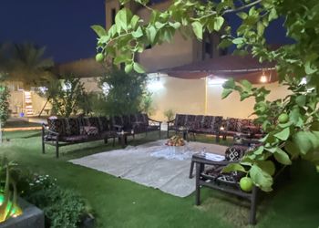 استراحة بجلسة خارجية وألعاب اطفال