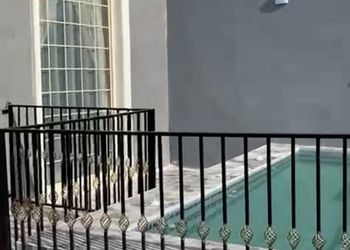شاليه بجلسة مطله على المسبح 