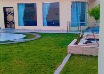 شاليه بمسطح اخضر وجلسة خارجية 