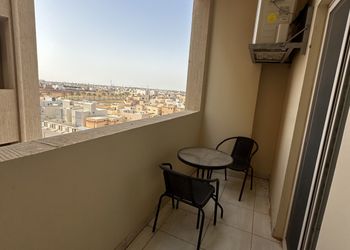 شقة بغرفة معيشة وغرفتين نوم 
