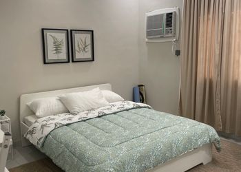 استديو بسرير ماستر وأثاث مريح 