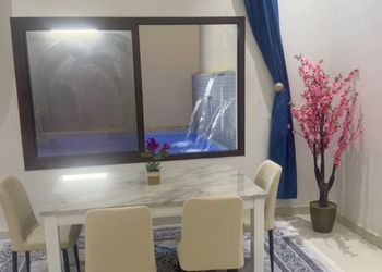 شاليه بمسطح اخضر وجلسة خارجية 
