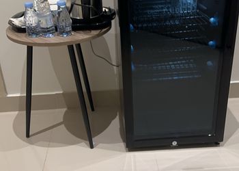 استديو بأثاث مريح وبسيط 