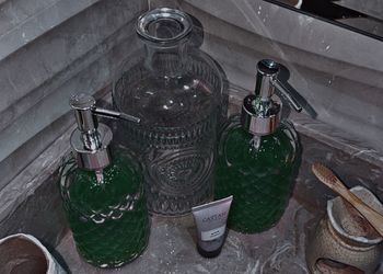 غرفة بسرير ماستر