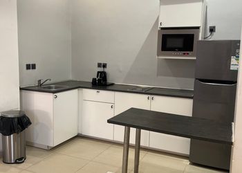 شاليه بركن شواء ومسطح اخضر