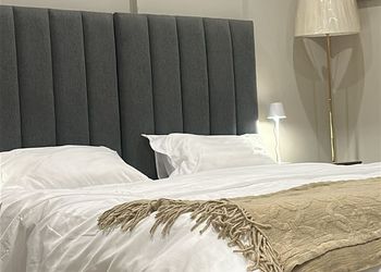 استديو بأثاث مريح وبسيط 
