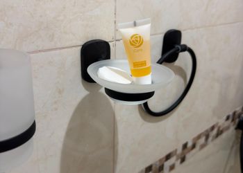 استديو بأثاث مريح وبسيط 