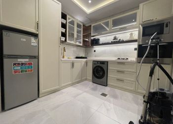 شقة بصالة أنيقة ودخول ذاتي