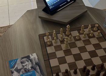 استديو بأثاث مريح وبسيط 