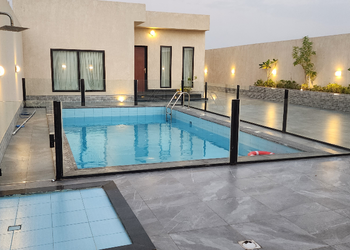 شاليه بمسطح اخضر و مسبح