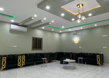 شاليه بمسطح اخضر ومسبح 
