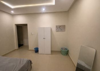 شقة بصالة جلوس وغرفة نوم 