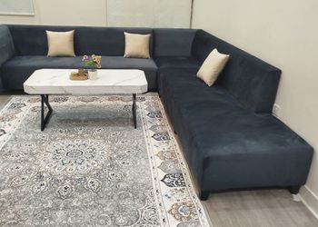 شقة بصالة وغرفتين نوم وبأثاث مريح