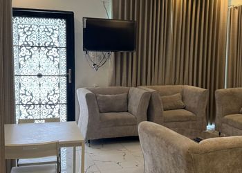  شاليه بمسطح اخضر و مسبح.