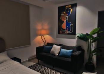 استديو بسرير ماستر وجلسة مريحة 