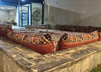 شاليه بمسطح اخضر وجلسة خارجية
