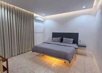 استديو بأثاث مريح وبسيط 