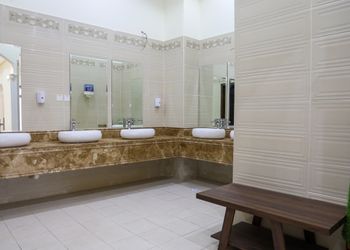 استراحة بألعاب أطفال ومسطح اخضر 