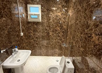 شقة بصالة أنيقة ودخول ذاتي