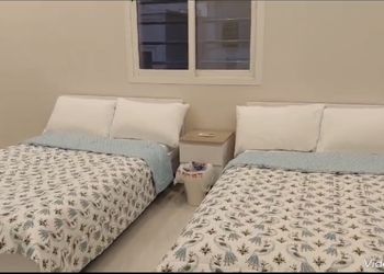 شقة بصالة وثلاث غرف نوم 