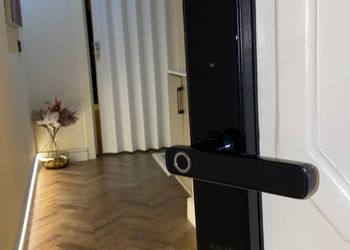استديو بأثاث مريح وبسيط 