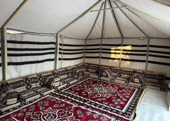 مخيم عائلي بموقد حطب