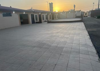 استراحة بملعب كرة قدم ومجالس