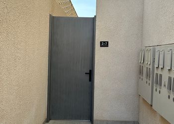 استديو بسرير ماستر وجلسة جانبية