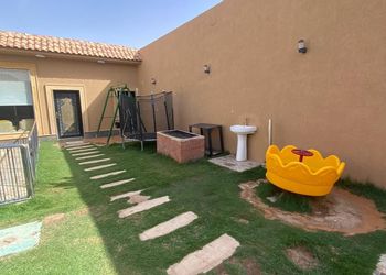 شاليه بمسطح اخضر و مسبح