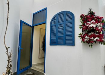 شاليه بجلسة مطلة على المسبح