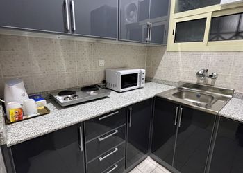 استديو بأثاث مريح وبسيط 