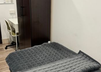 غرفة بسرير مريح وأثاث بسيط