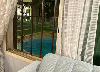شاليه بمسطح اخضر ومسبح 