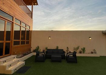 كوخ بمجلس مطل على المسبح 