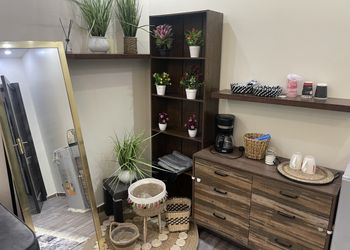 استديو بأثاث مريح وبسيط 
